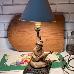 Antique Hubley Cast Iron Japanese Geisha Mandolin Art Lamp With Shade