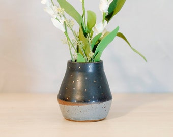 Vase à bourgeons en céramique ciel étoilé | Vase de coupe | Petit vase | Vase en herbe | Vase à bourgeons | Poterie miniature | Vase bourgeon noir et bleu