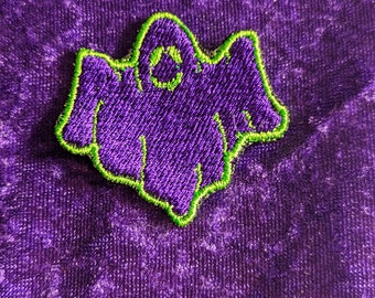 紫と緑のゴーストの刺繍パッチ