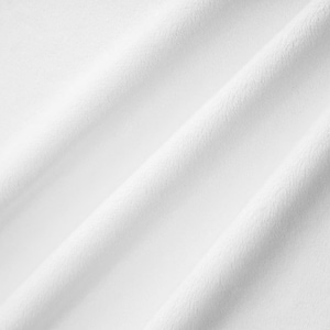 Puede incluir: Primer plano de una tela blanca con una textura suave y lisa. La tela está doblada y tiene un ligero brillo.