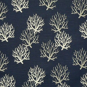 K&ouml;nnte beinhalten: Ein marineblauer Stoff mit einem wei&szlig;en Korallenmuster. Die Koralle ist ein stilisiertes Design aus &Auml;sten.