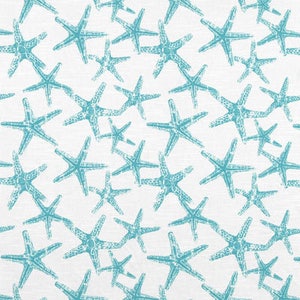 Puede incluir: Un patr&oacute;n sin costuras con estrellas de mar azul turquesa sobre un fondo blanco. Las estrellas de mar est&aacute;n dispuestas en un patr&oacute;n aleatorio y todas miran en diferentes direcciones.
