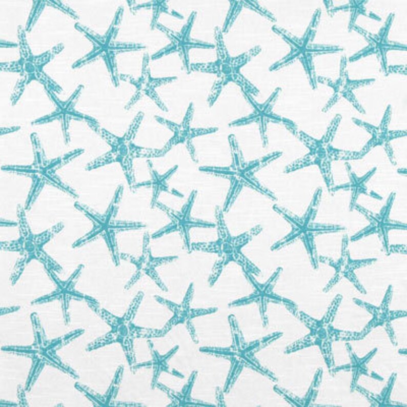 Puede incluir: Un patr&oacute;n sin costuras con estrellas de mar azul turquesa sobre un fondo blanco. Las estrellas de mar est&aacute;n dispuestas en un patr&oacute;n aleatorio y todas miran en diferentes direcciones.