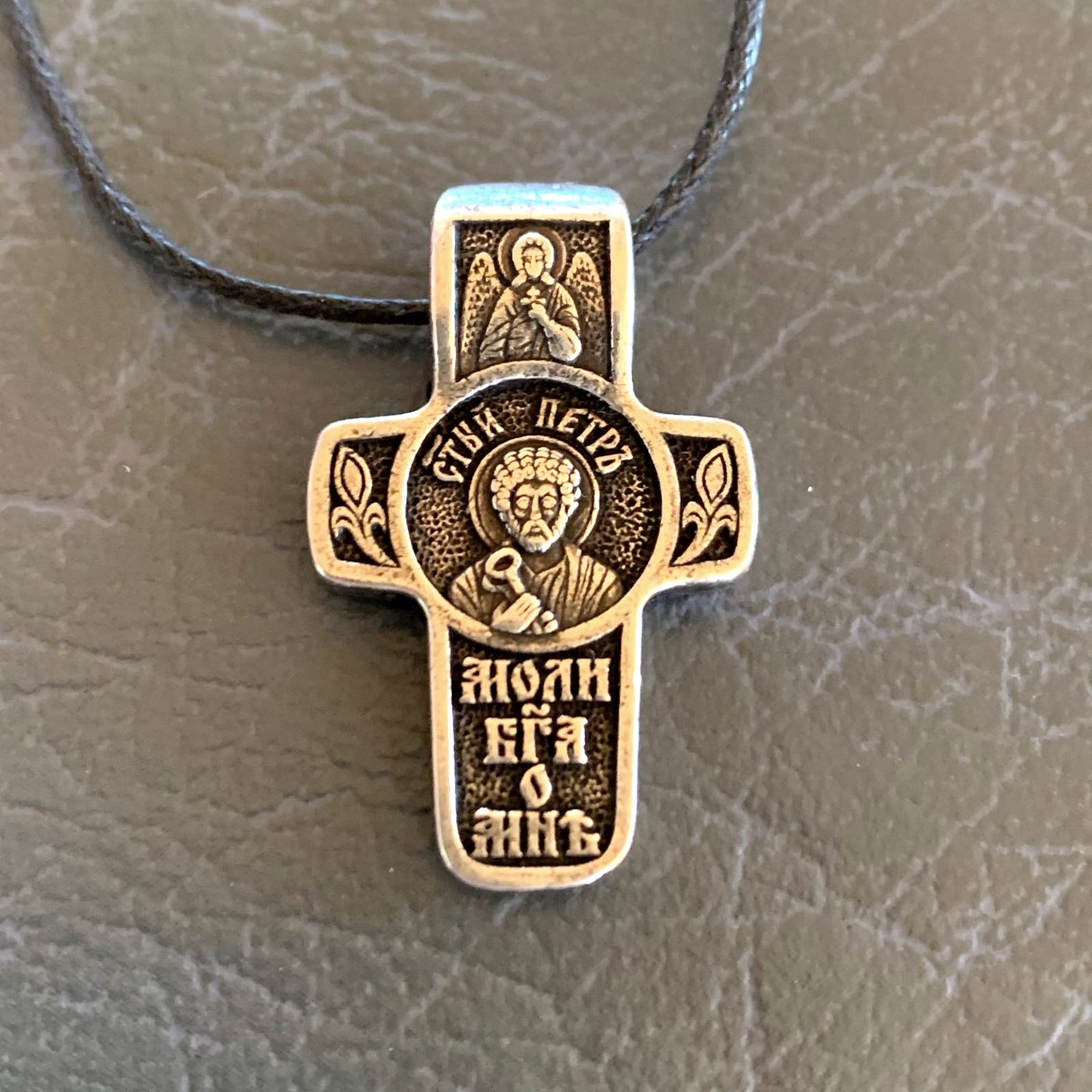 Magnificent silver ornate cross pendant | Premium AI-generated image