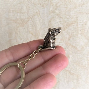 Råtta i brons nyckelring. Nyckelring med stjärntecken. Råttans år 3D-berlock. Metalltillbehör med mus. bild 2