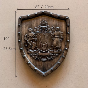 Dekoratives geschnitztes hölzernes Wappen der Ukraine Trident Tryzub, ukrainisches Emblem, nationales Symbol, ukrainisches Geschenk.