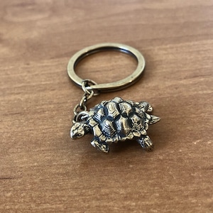 Joli porte-clés tortue en bronze, breloque pour sac. Porte-clés tortue. Porte-clés à breloques reptiles. Accessoires de breloques plage. Cadeau du 8e anniversaire.