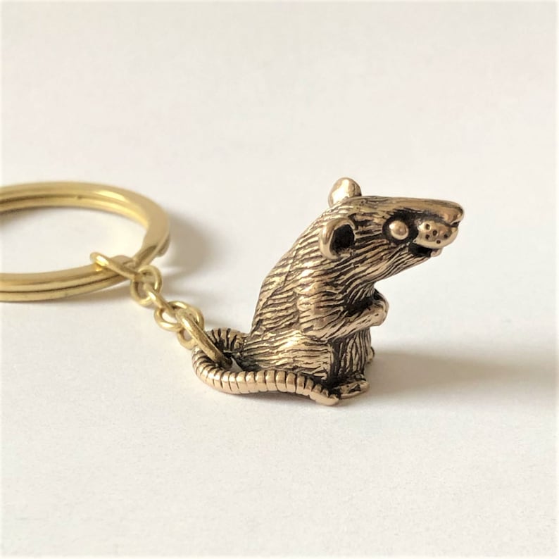Råtta i brons nyckelring. Nyckelring med stjärntecken. Råttans år 3D-berlock. Metalltillbehör med mus. bild 1