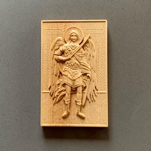 St. Michael der Erzengel geschnitzte hölzerne Ikone, Heiliger Beschützer Religiöse Wandkunst, Heiliger Michael der Beschützer, christliches Geschenk für das Haus