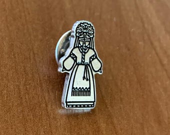 Small Motanka Pin – Ukrainian Protective Doll Symbol – Metal Brooch 21x13mm – Ethnic Slavic Amulet Jewelry – Silver-Plated Motanka Badge