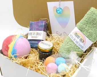 Vegan: Personalisierte Wellnessbox Regenbogen Geschenkbox Einhorn Seife Badekugel Geschenkidee mit Namen Tee 3D Kette Pride LGBTQ+