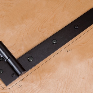 Puede incluir: Bisagra de metal negro con una tira de 13,5 pulgadas de largo y una base cuadrada de 4-3/4 pulgadas. La bisagra tiene un barril de 1 pulgada de diámetro y una tira de 1,5 pulgadas de ancho.