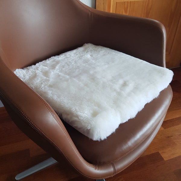 Echte Schaffell Stuhlauflage , Sitzauflage | Weißes Lammfell Stuhlkissen | Schaffell Sitzauflage |  Sitzkissen mit Memory Foam Füllung 40x40