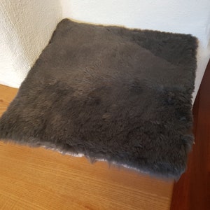 Echte Schaffell Stuhlauflage , Sitzauflage Weißes Lammfell Stuhlkissen Schaffell Sitzauflage Sitzkissen mit Memory Foam Füllung 40x40 Bild 8