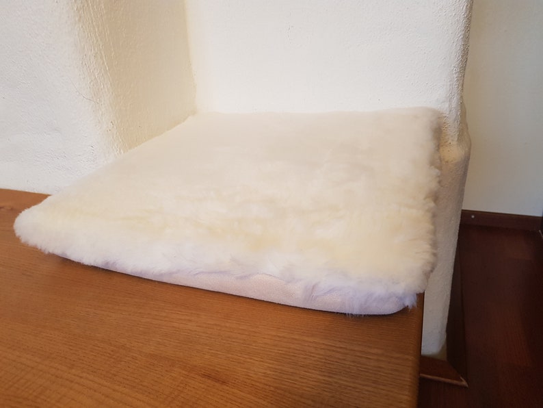 Echte Schaffell Stuhlauflage , Sitzauflage Weißes Lammfell Stuhlkissen Schaffell Sitzauflage Sitzkissen mit Memory Foam Füllung 40x40 Bild 2