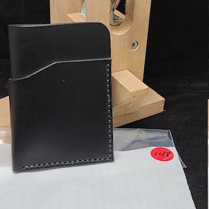 Cartera hecha a mano de cuero genuino, cartera de estilo vertical, 3 bolsillos, cosido a mano, nuevo, cuero negro de primera calidad, estilo minimalista