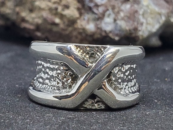 New store hand ring