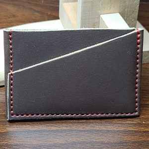 Monedero de estilo minimalista de cuero genuino, soporte de tarjeta horizontal, cosido a mano, hecho a mano. Cuero engrasado marrón.  Nuevo ,hecho en los EE.UU.