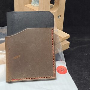 Monedero hecho a mano de cuero genuino, 3 bolsillos, hecho a mano, cosido a mano, cartera de estilo minimalista, hecho en los EE.UU., nuevo, bicolor. Marrón/negro,
