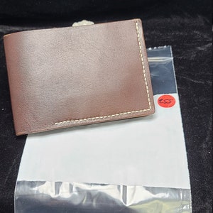 Cuero genuino, cartera bifold de cuero natural hecha a mano, cuero marrón, cosido a mano, hilo de nylon encerado, nuevo, hecho en los EE.UU., 6 ranuras para tarjetas