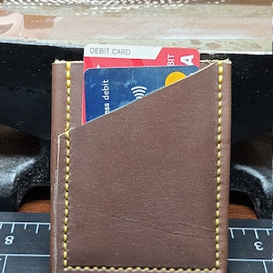 Cartera de cuero minimalista, hecho a mano, cuero marrón aceitado, nuevo, puntada de mano, dos bolsillos de la tarjeta, cuero genuino, hecho en los EE.UU.