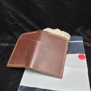 Cuero genuino, cuero de coñac marrón, cuero natural, hecho a mano, billetera vertical bifold, hecho en los EE.UU., cosido a mano, hilo de nylon encerado