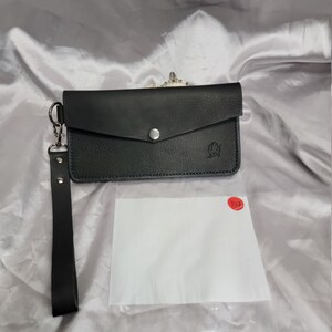 Cuero genuino, cartera de embrague para mujer, hardware grande y pesado, hardware gunmetal, color negro cambridge, hecho en los EE.UU., nuevo, 2 bolsillos