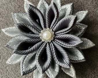 Spilla Kanzashi grigio argento.