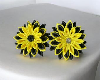 Spilla in nastro grosgrain – Accessorio floreale fatto a mano con fiori neri e gialli.