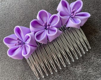 Pettine per capelli viola con fiore Kanzashi.