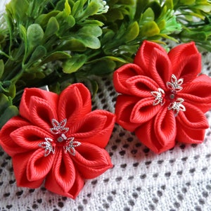 Kanzashi-stoffen bloemen. Set van 2 haarclips. Rode bloemen.
