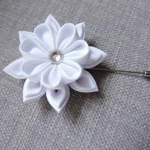 Bloemenreversspeld voor heren. Bloemenbroche van Kanzashi-stof. Witte reversspeld met bloemen. Boutonnière-reversspeld. Handgemaakte bruiloft corsages.