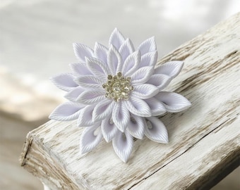 Spilla a forma di fiore in tessuto Kanzashi. Fiore bianco. Spilla da sposa.