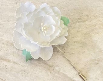 Spilla da matrimonio in tessuto con fiore bianco.