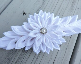 White Kanzashi fabric hair clip. White Japanese hair clip.