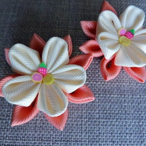 Kanzashi stoffen bloemen. Set van 2 haarclips. Bloemen met fruitversieringen