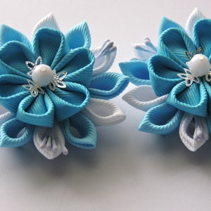 Kanzashi-stoffen bloemen. Set van 2 haarclips. Blauwe en witte clips.