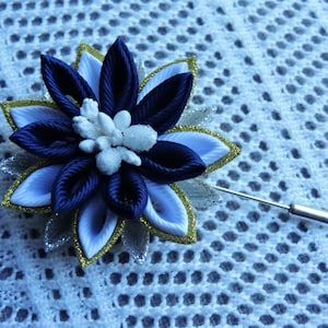 Tsumami Kanzashi Lapel Pin: Grosgrain Ribbon Flower