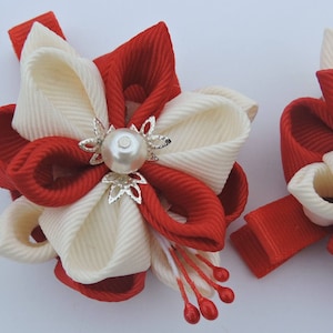 Kanzashi-stoffen bloemen. Set van 2 haarclips. Rood en beige.