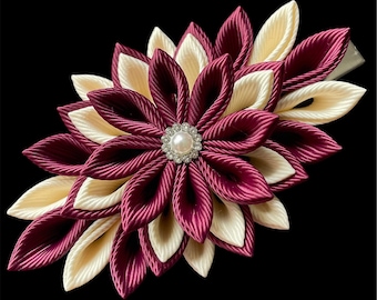 Fermaglio per capelli con fiore Kanzashi color bordeaux e beige.