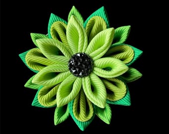 Spilla a forma di fiore in tessuto verde, centro con strass