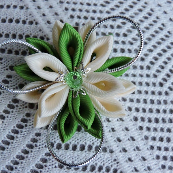 Kanzashi Fabric Flowers. Set of 2 hair clips. Green and beige kanzashi. Japanese hair clip.