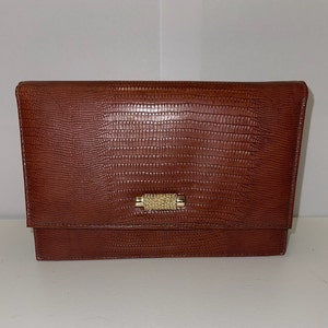 Cartera sobre marrón