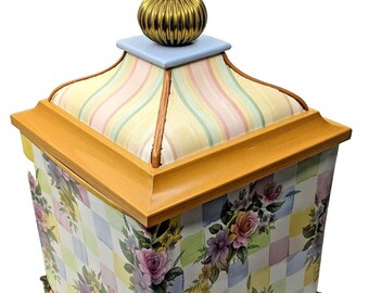 Seltene Vintage Mackenzie-Childs Pastell Honeymoon Check Keramik quadratisch 15" Deckeldose, Wohndekoration, Geschenk für sie