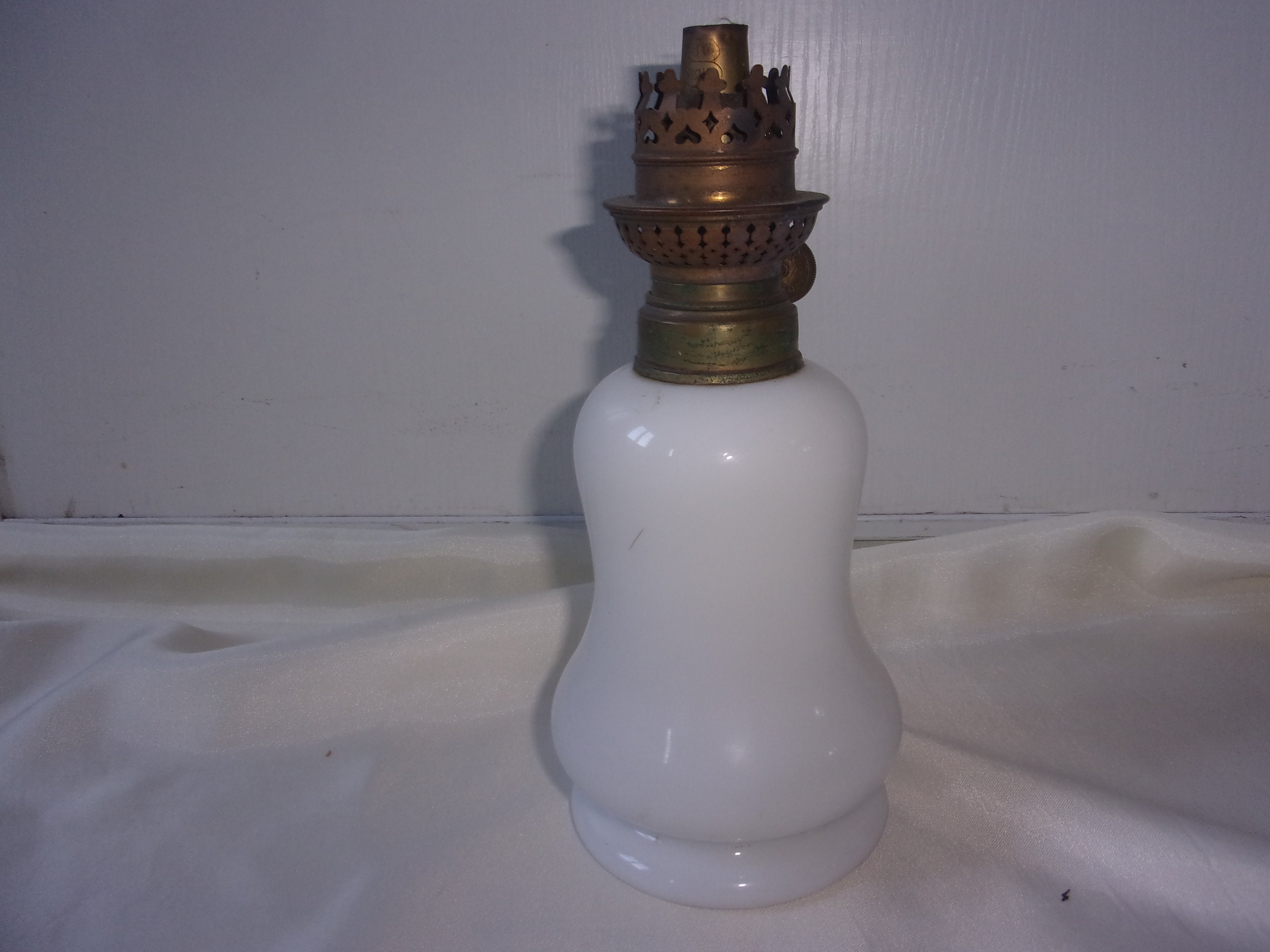 Pied de Lampe à Pétrole en Opaline Blanche