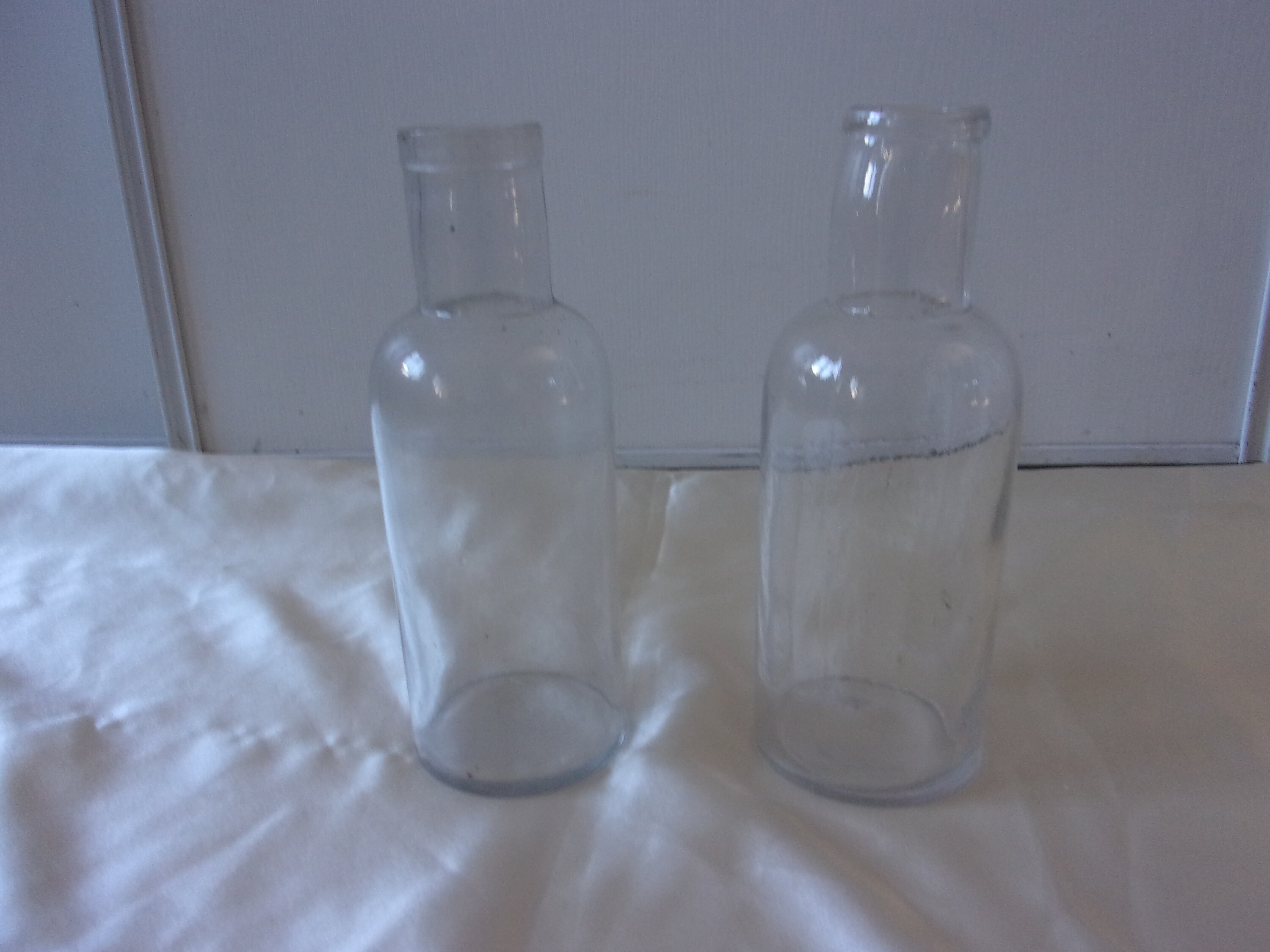 Lot de 2 Anciens Flacons Apothicaire Verre Blanc