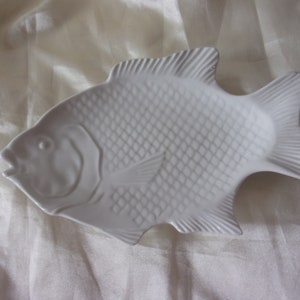 Weiße Porzellanschale in Form eines Poisso