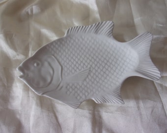 Plat en porcelaine blanche en forme de poisso