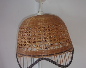 Percha de flores de mimbre