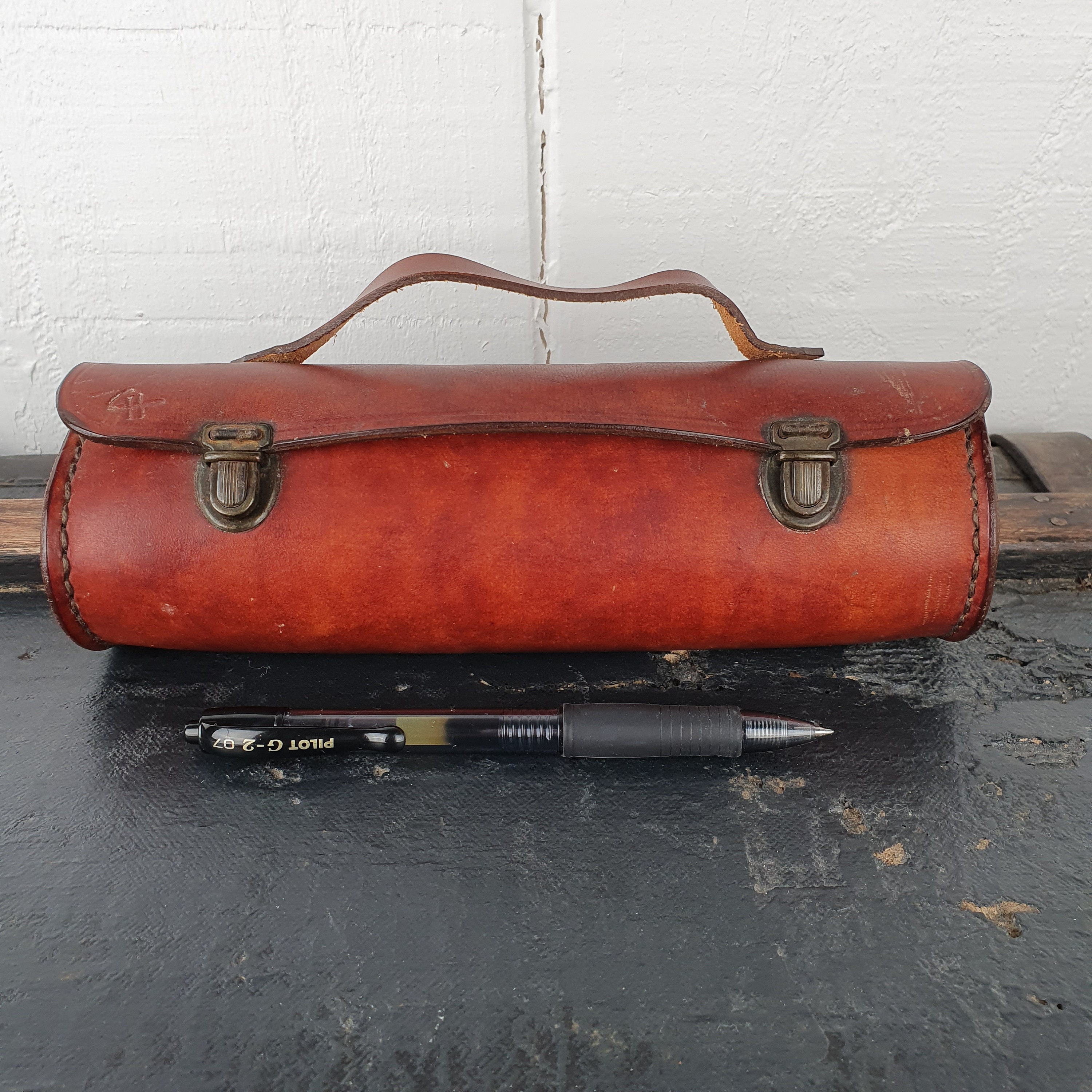 Rare Vintage Des Années 1970 Fait à La Main Cylindrique Roulé Cuir Véritable Cousu Main Pinceau Étui